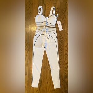 ALO Yoga White Women's Hearthrob airbrush leggings and sports bra size XS NWT’s
